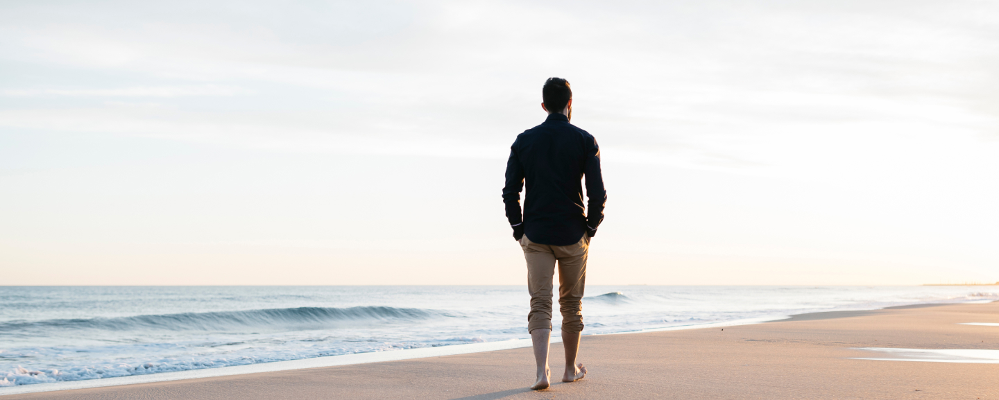 Hombre paseando por la playa