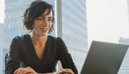 Mujer oficinista utilizando laptop