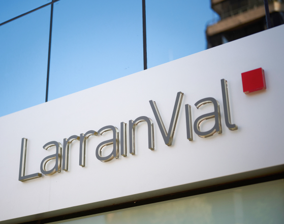 Logo de LarrainVial en frontis de edificio