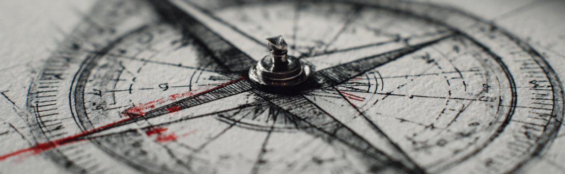 Mujer tomando notas con un lápiz rojo