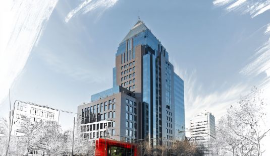 Fotografía de las oficinas de LarrainVial en Santiago con una capa de dibujo estilo croquis