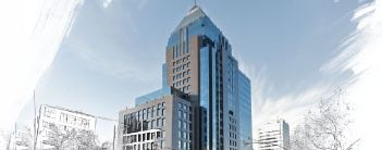 Fotografía de las oficinas de LarrainVial en Santiago con una capa de dibujo estilo croquis