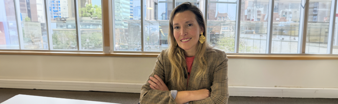 La economista Victoria Paz mirando directo a cámara.