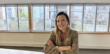 La economista Victoria Paz mirando directo a cámara.